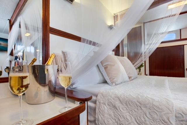 Charming Boat In Barcelona - Perfect Getaway Hotel Sant Adria de Besos Ngoại thất bức ảnh