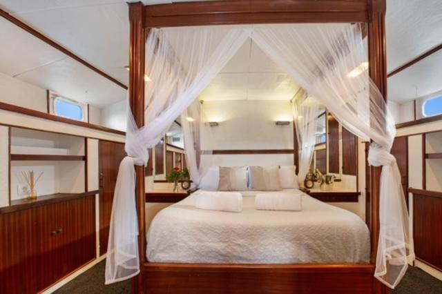 Charming Boat In Barcelona - Perfect Getaway Hotel Sant Adria de Besos Ngoại thất bức ảnh