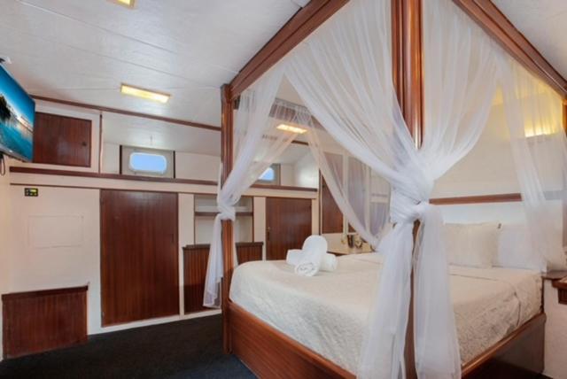 Charming Boat In Barcelona - Perfect Getaway Hotel Sant Adria de Besos Ngoại thất bức ảnh