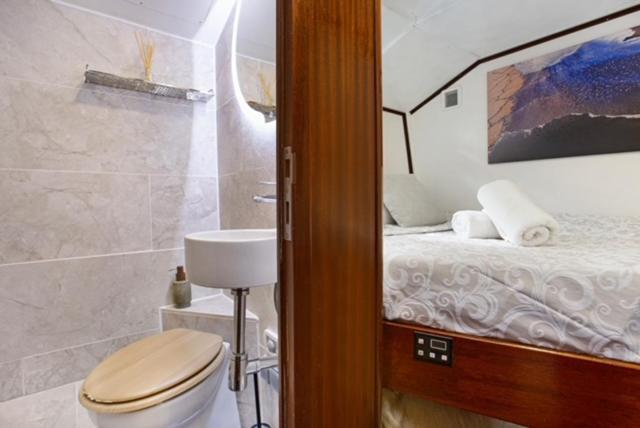 Charming Boat In Barcelona - Perfect Getaway Hotel Sant Adria de Besos Ngoại thất bức ảnh