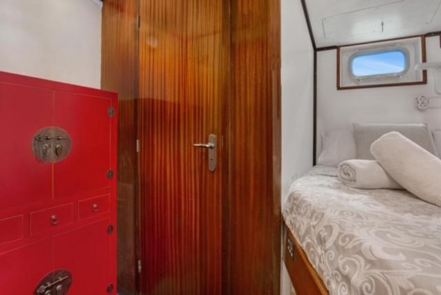 Charming Boat In Barcelona - Perfect Getaway Hotel Sant Adria de Besos Ngoại thất bức ảnh