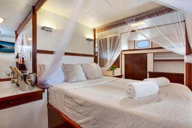 Charming Boat In Barcelona - Perfect Getaway Hotel Sant Adria de Besos Ngoại thất bức ảnh